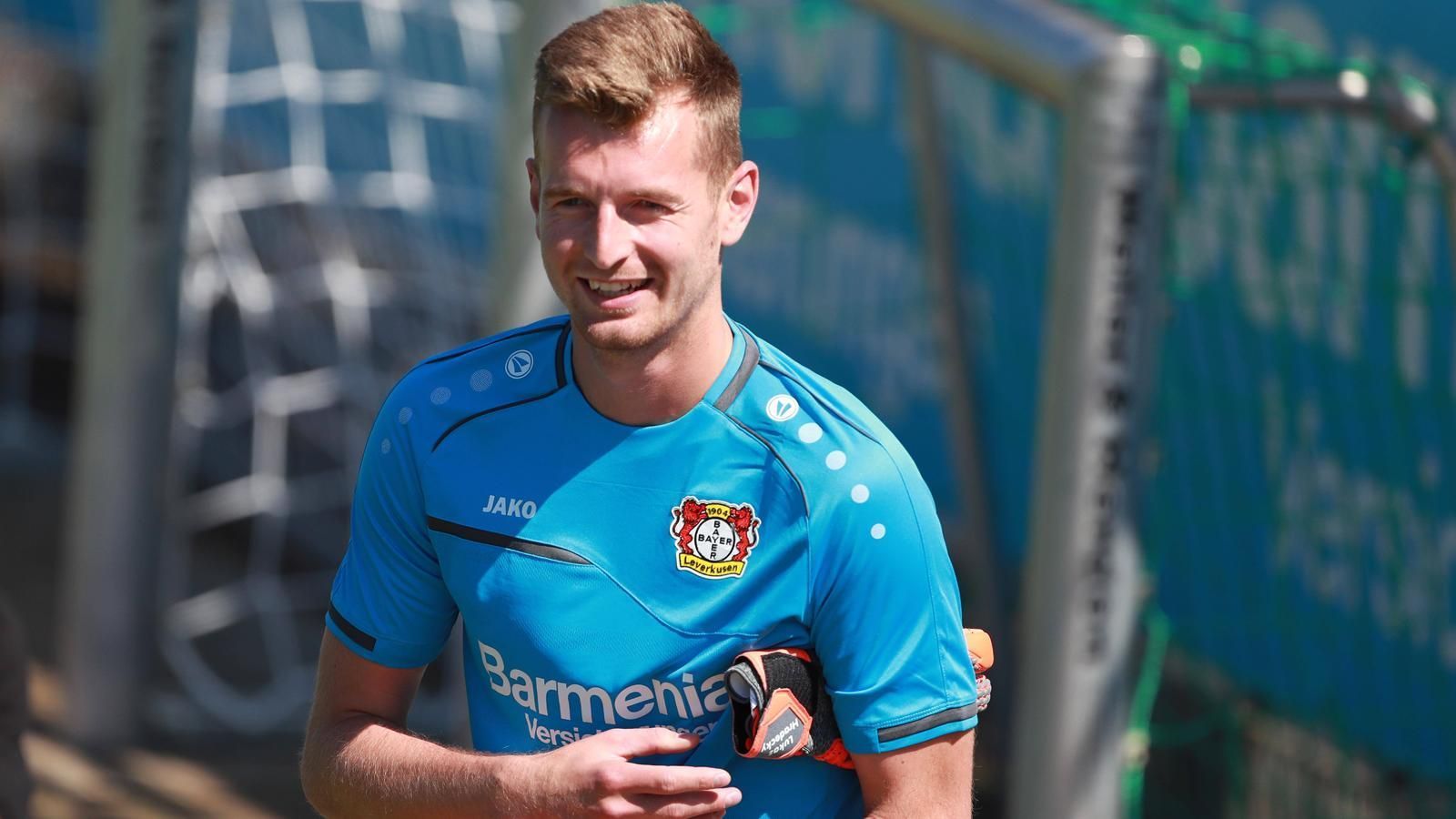 
                <strong>Bayer Leverkusen </strong><br>
                Als aktueller Pokalsieger kann man gut lachen - Neuzugang Lukas Hradecky aus Frankfurt.
              