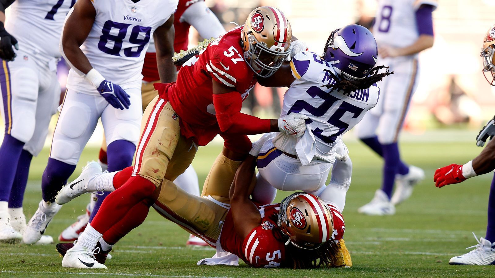 
                <strong>Linebacker: San Francisco 49ers</strong><br>
                Mit Fred Warner (#54) haben die San Francisco 49ers einen der (wenn nicht den) besten Linebacker der NFL in ihren Reihen. Den Quarterback sacken, das Laufspiel stoppen, das Spiel lesen - Warner kann alles, und das auf höchstem Niveau, ein echter Quarterback der Defense. Dre Greenlaw (#57) und Azeez Al-Shaair komplettieren das starke Starter-Trio im 4-3-System der 49ers.
              
