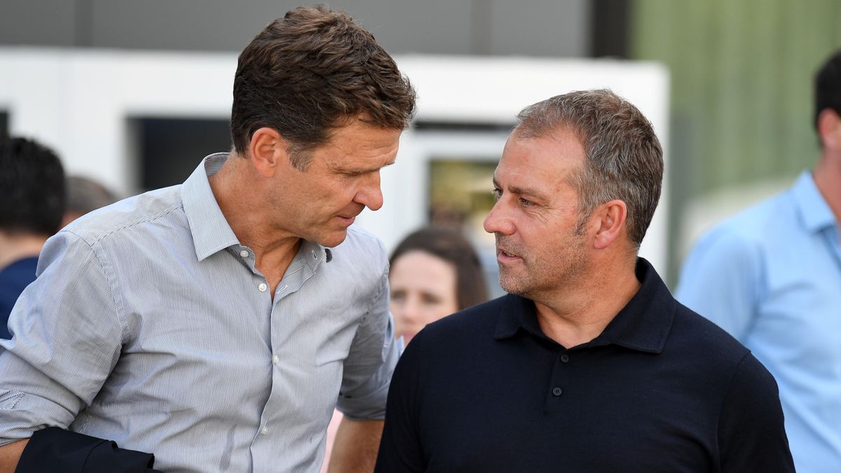 DFB-Manager Bierhoff (l.) und Bundestrainer Flick unterhalten sich.