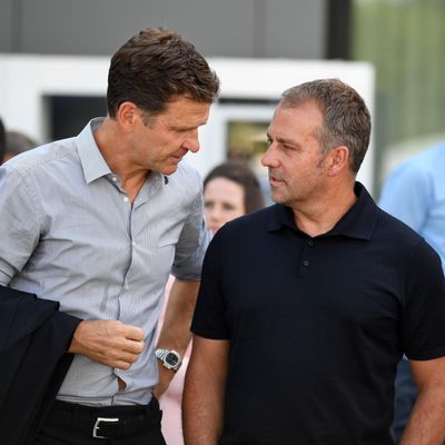 DFB-Manager Bierhoff (l.) und Bundestrainer Flick unterhalten sich.