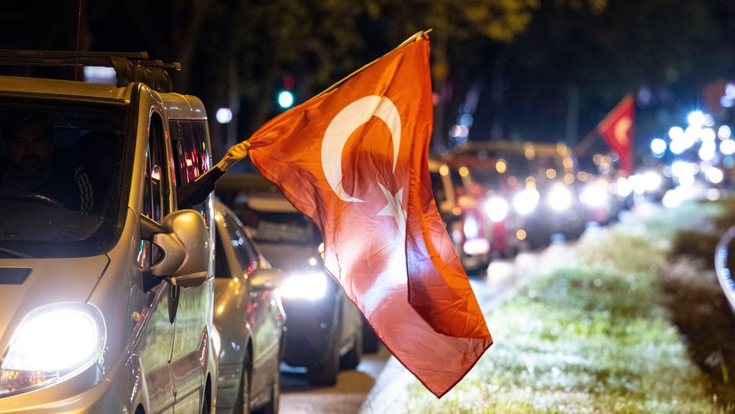 Am Abend der Wahl fahren Anhänger des bislang amtierenden türkischen Präsidenten Erdogan in Duisburg-Marxloh mit ihren Autos über die Straßen, Hupkonzerte ertönen, türkische Flaggen werden geschwenkt. 