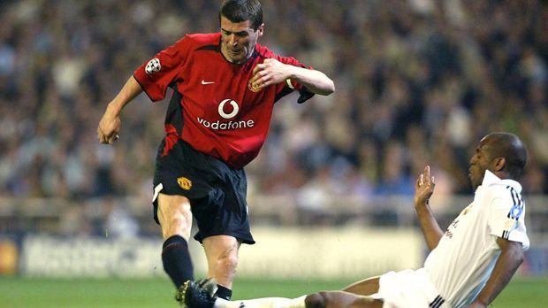 
                <strong>Roy Keane</strong><br>
                Defensives Mittelfeld: Roy Keane. Für Giggs war sein ehemaliger Mitspieler der "beste Kapitän", unter dem er je spielen durfte. Siebenmal führte Keane das Team zum Premier-League-Titel, viermal gewann er mit United die Königsklasse und den FA Cup. Der Mittelfeldspieler scheute keinen Zweikampf und erkämpft sich so auch in Giggs' Star-Ensemble einen Platz.
              