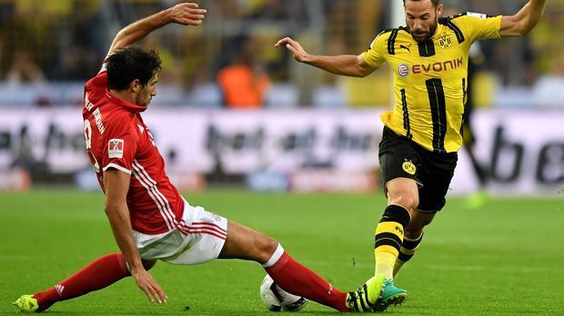 
                <strong>Javi Martinez</strong><br>
                Javi Martinez: Führte sich gleich mal mit einer harten Grätsche ein und hatte Glück, dass der Schiedsrichter da keine Karte zeigte - kurze Zeit später dann erneut mit einem rüden Foul und der gelben Karte. Ansonsten allerdings mit gutem Stellungspiel und der starken Flanke auf Vidal. ran-Note: 2-
              