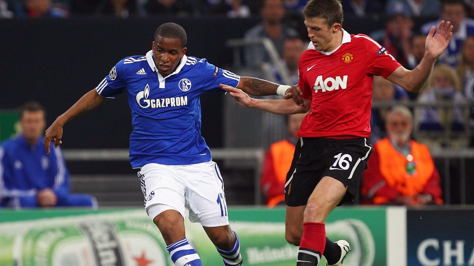 
                <strong>Jefferson Farfan</strong><br>
                Der Peruaner Jefferson Farfan spielte von 2008 bis 2015 für die Knappen (228 Spiele, 53 Tore, 69 Vorlagen), ehe der Südamerikaner in die Vereinigten Arabischen Emirate verkauft wurde. Der Exzentriker pendelte oftmals zwischen Welt- und Kreisklasse, galt als durchaus schwieriger Charakter. Nach der Station Gelsenkirchen und den Vereinigten Arabischen Emiraten ging es für Farfan weiter nach Russland zu Lok Moskau, wo er mit S04-Kumpel Höwedes wiedervereint war. Erst kürzlich zog es den 36-jährigen Farfan zurück nach Peru zu Alianza Lima. Dort begann einst auch Farfans Karriere.
              