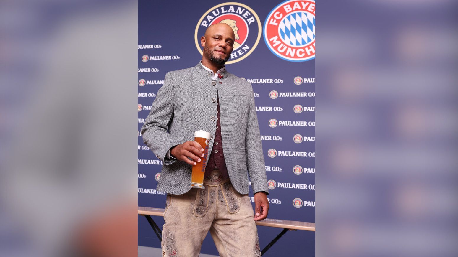 <strong>Bayern München beim Lederhosen-Shooting</strong><br>Auch Vincent Kompany macht eine gute Figur in seinem neuen Dress.