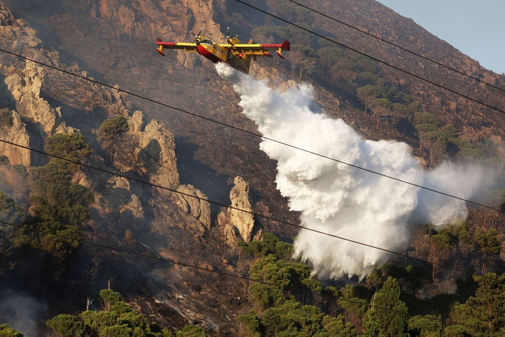 Waldbrand in Italien: Feriendorf muss evakuiert werden - War es ...