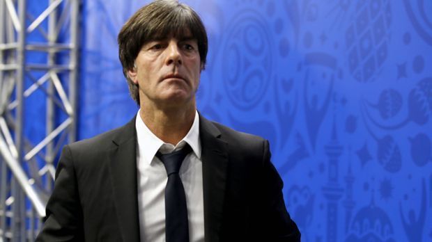 
                <strong>Nationalmannschaft</strong><br>
                Die deutsche Nationalmannchaft wurde 2002 unter Rudi Völler Vizeweltmeister, nur zwei Jahre nach dem Tiefpunkt bei der EM 2000. Seitdem ist sehr viel passiert, vor allem dank Jürgen Klinsmann und Joachim Löw. Seit 2006 schaffte es die DFB-Elf bei großen Turnieren immer mindestens ins Halbfnale und wurde 2014 Weltmeister. Aus Rumpel- wurde Konzeptfußball.
              