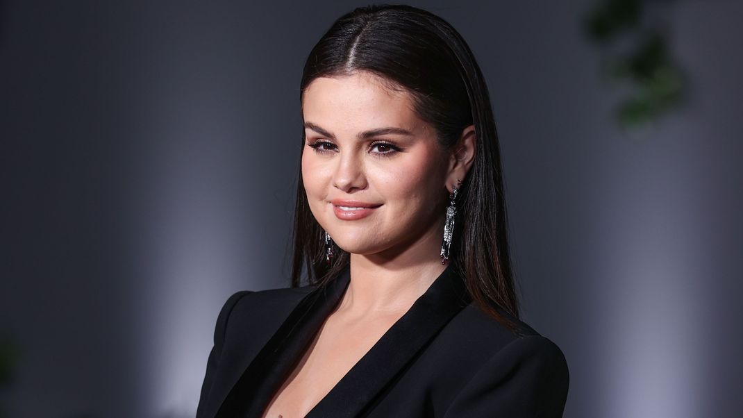 Mit ihren glatten Haaren sorgte Selena Gomez für einen sexy und eleganten Auftritt.