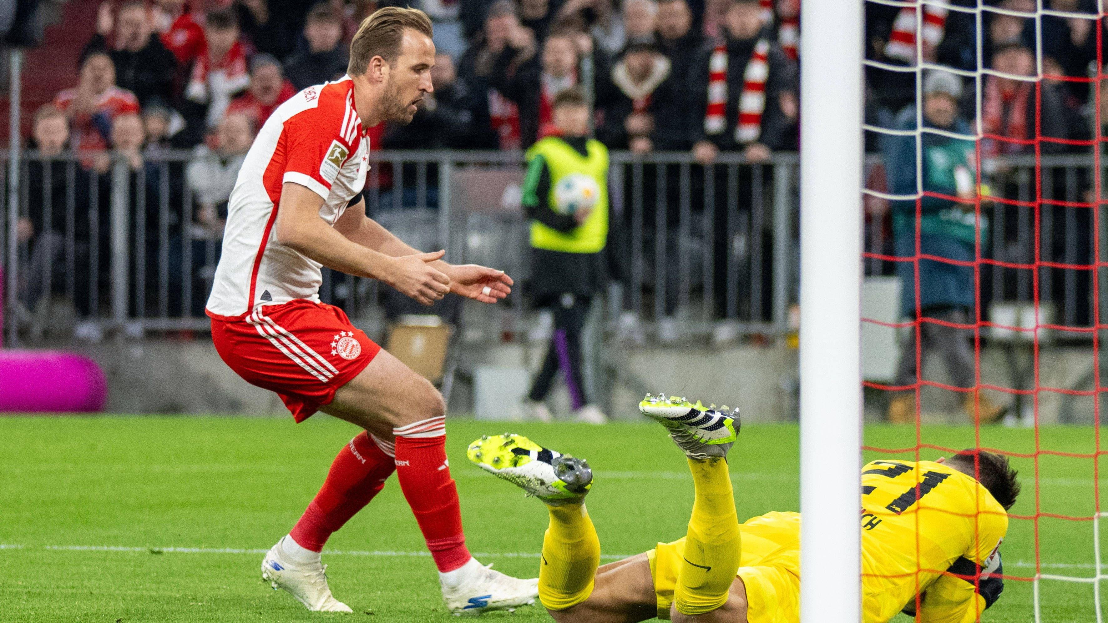 <strong>Harry Kane (FC Bayern)</strong><br>Insgesamt besser im Spiel als zuletzt und am Ende belohnt. Pech bei der ersten Großchance, als RB-Keeper Blaswich seinen Kopfball noch mit einer Glanztat an den Pfosten lenkt (5.). Fallrückzieher in Blaswichs Arme (42.), dann aber  nach der Pause mit schönem Treffer aus spitzem Winkel zum 1:0 (56.) und schließlich in der Nachspielzeit aus der Drehung zum umjubelten 2:1. &nbsp;Saisontore 26 und 27 für den Engländer. <em><strong>ran</strong></em>-Note: 2