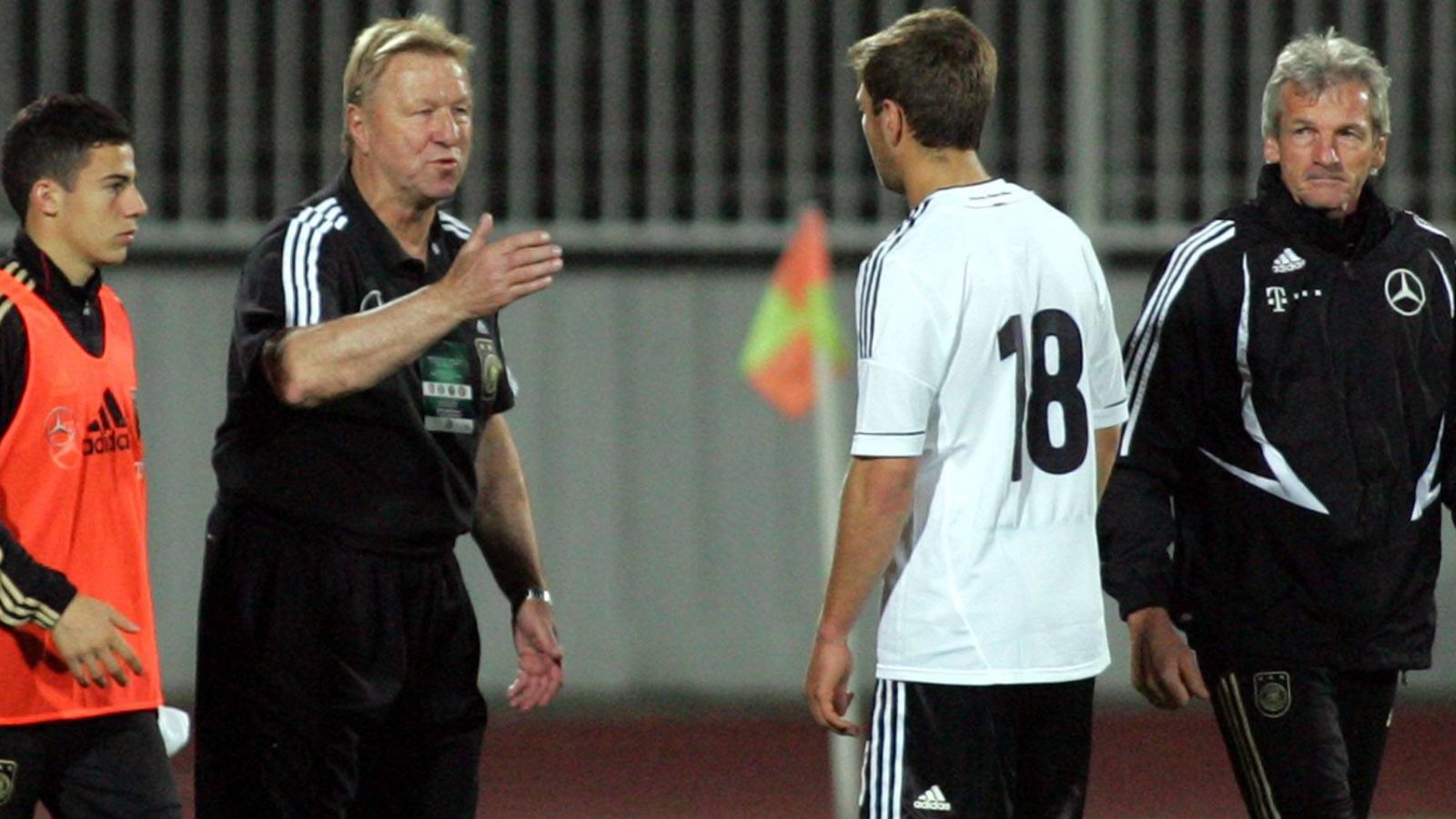 
                <strong>Horst Hrubesch wird auf Füllkrug aufmerksam</strong><br>
                Um diese Zeit wird kein Geringerer als Horst Hrubesch auf Füllkrug aufmerksam. "Er ist einer für die Nationalmannschaft", sagt der ehemalige Weltklasse-Stürmer 2012. Damals ist Hrubesch selbst noch beim DFB beschäftigt, kennt den Bremer Stürmer aus den U-Nationalmannschaften.
              