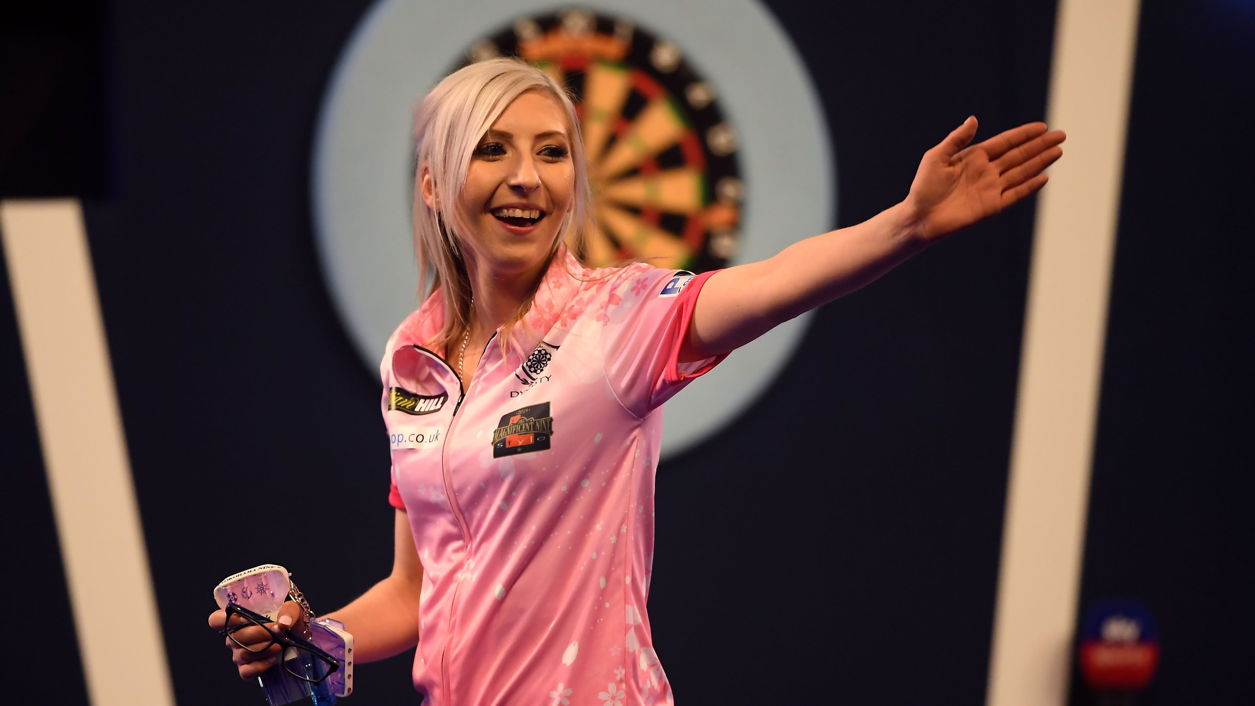 
                <strong>Fallon Sherrock (25, England)</strong><br>
                Sie war die große Überraschung bei der Darts-WM. Die 25-jährige Sherrock ist die erste Frau, die bei einer Weltmeisterschaft ein Duell gewinnen konnte. In Runde zwei konnte die "Queen of the Palace" sogar den an Nummer 11 gesetzten Österreicher Mensur Suljovic schlagen, bevor dann in Runde 3 auch für sie die WM beendet war. Da hatte sich Fallon Sherrock aber schon längst in die Herzen der Dartfans geworfen. Die PDC honoriert diese Glanzleistung mit einer Einladung als eine der neun diesjährigen Herausforderer ("Challenger") bei der Premier League. Erstmals wird sie dabei am 2. Spieltag in Nottingham das Teilnehmerfeld komplettieren.
              