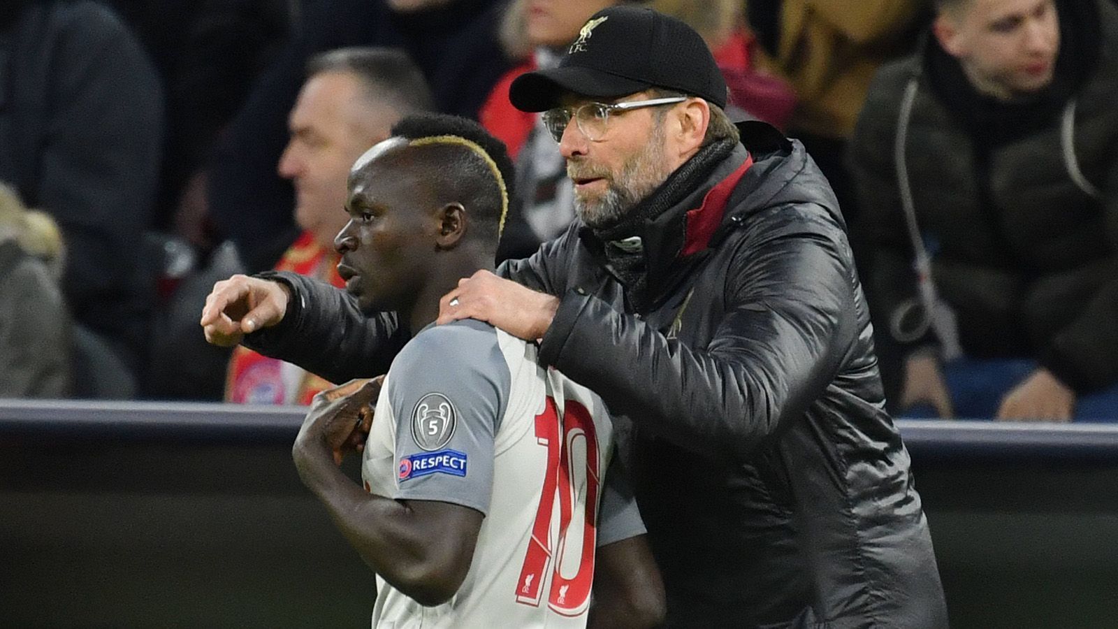 
                <strong>Sadio Mane (FC Liverpool) </strong><br>
                Verliert auch Jürgen Klopp einen seiner Top-Stars an Real Madrid? Sadio Mane soll ebenfalls Begehrlichkeiten in Madrid geweckt haben. Der 27-Jährige spielt bei Liverpool groß auf und hat entscheidenden Anteil an der Tabellenführung der Reds. Das spanische Blatt "El Confidencial" berichtet über konkretes Interesse am Senegalesen.
              