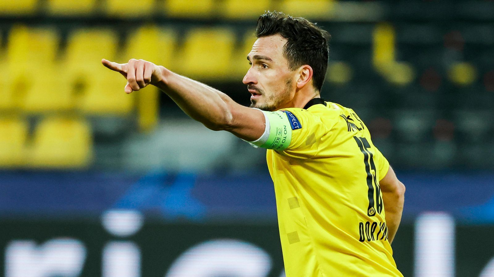 
                <strong>Abwehr: Mats Hummels (Borussia Dortmund)</strong><br>
                Der Abwehr-Chef von Borussia Dortmund hat mit seiner Rückkehr in die Heimat alles richtig gemacht. Er spielt in bestechender Form und führt die ansonsten junge Abwehrreihe mit seiner Erfahrung an. Mit drei Toren in 2020 bewies Hummels sogar, dass er trotz seines fortgeschrittenen Alters immer noch torgefährlich ist.
              