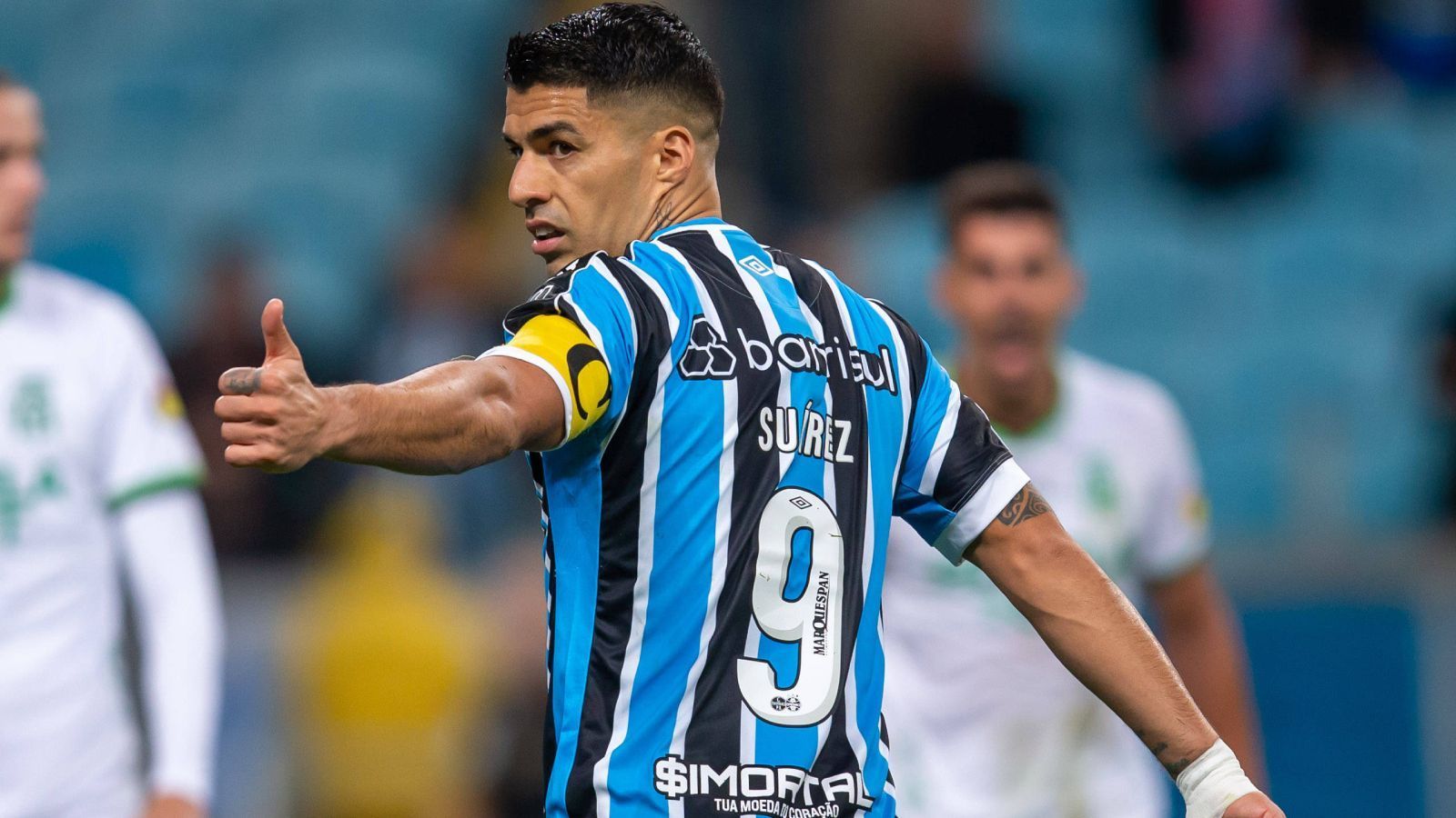 <strong>Luis Suarez (Gremio Porto Alegre)</strong>&nbsp; &nbsp; &nbsp; &nbsp; &nbsp; &nbsp; &nbsp; &nbsp; &nbsp; &nbsp; &nbsp; &nbsp; &nbsp; &nbsp; &nbsp; &nbsp; &nbsp; &nbsp; &nbsp; &nbsp; &nbsp; &nbsp; &nbsp; &nbsp; &nbsp; &nbsp; &nbsp; &nbsp; &nbsp; &nbsp; &nbsp; &nbsp; &nbsp; &nbsp; &nbsp; &nbsp; &nbsp; &nbsp; &nbsp;&nbsp; Inter Miami soll weiterhin an Luis Suarez dran sein. "Leo und ich träumen davon, gemeinsam in Rente zu gehen", so Suarez über Lionel Messi. Sein aktueller Club ist davon wenig begeistert. Suarez soll angeboten haben, seinen Lohn des aktuellen Jahres zurückzuzahlen, um eine Freigabe zu erhalten. Gremio lehnte dies allerdings ab.