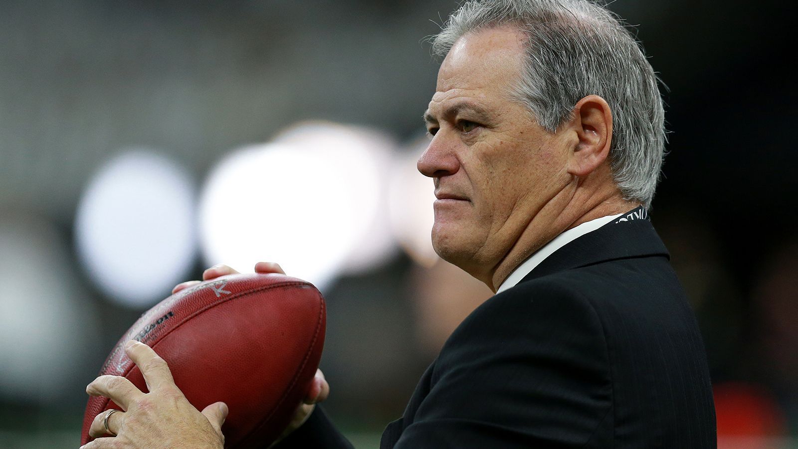 
                <strong>Üble Cap-Space-Situation: Saints stehen vor Herausforderung</strong><br>
                Die Voraussetzungen für die Saints, in der Offseason am Team zu basteln, könnten schlechter kaum sein. Drew Brees würde bei einem Karriereende einen Dead Cap von 22,65 Millionen hinterlassen (Erklärung zum Dead Cap hier). Sein Vertrag in New Orleans läuft noch bis zum Ende der nächsten Saison. Im Cap-Space-Ranking der NFL für die kommende Spielzeit liegen die Saints ohnehin schon auf dem abgeschlagenen letzten Platz. Stand jetzt liegt der Cap Space für 2020/21 bei knapp 100 Millionen Dollar - im MINUS! Es braucht mit oder ohne Brees einige Umstrukturierungen im Sommer. General Manager Mickey Loomis ist gefragt.
              