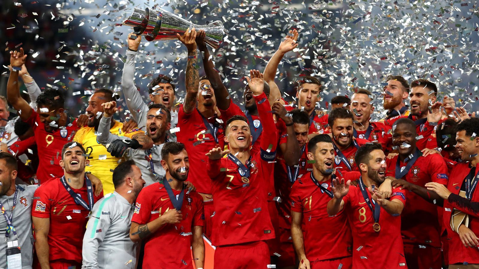 
                <strong>Final Four der Nations League komplett</strong><br>
                Das Final Four der Nations League 2020/21 ist komplett. Die vier Gruppensieger der Liga A kämpfen um das Erbe von Titelverteidiger Portugal. Cristiano Ronaldo und Co. haben es ebenso wenig ins Halbfinale geschafft wie die deutsche Nationalmannschaft. Stattdessen konnten sich diese Teams durchsetzen.
              