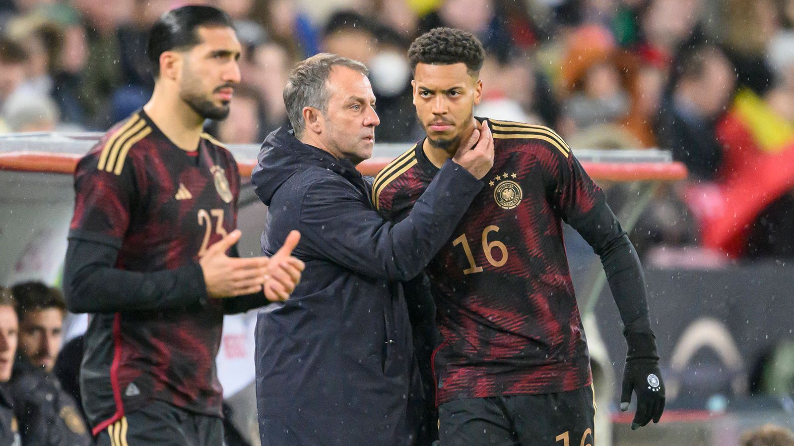 
                <strong>"Experimentieren und Ausprobieren"</strong><br>
                Zehn Tage hatte Hansi Flick seinen ersten DFB-Kader des Jahres 2023 nun um sich. Der Bundestrainer hatte die erste Maßnahme nach der verkorksten WM unter das Motto "Experimentieren und Ausprobieren" gestellt.
              