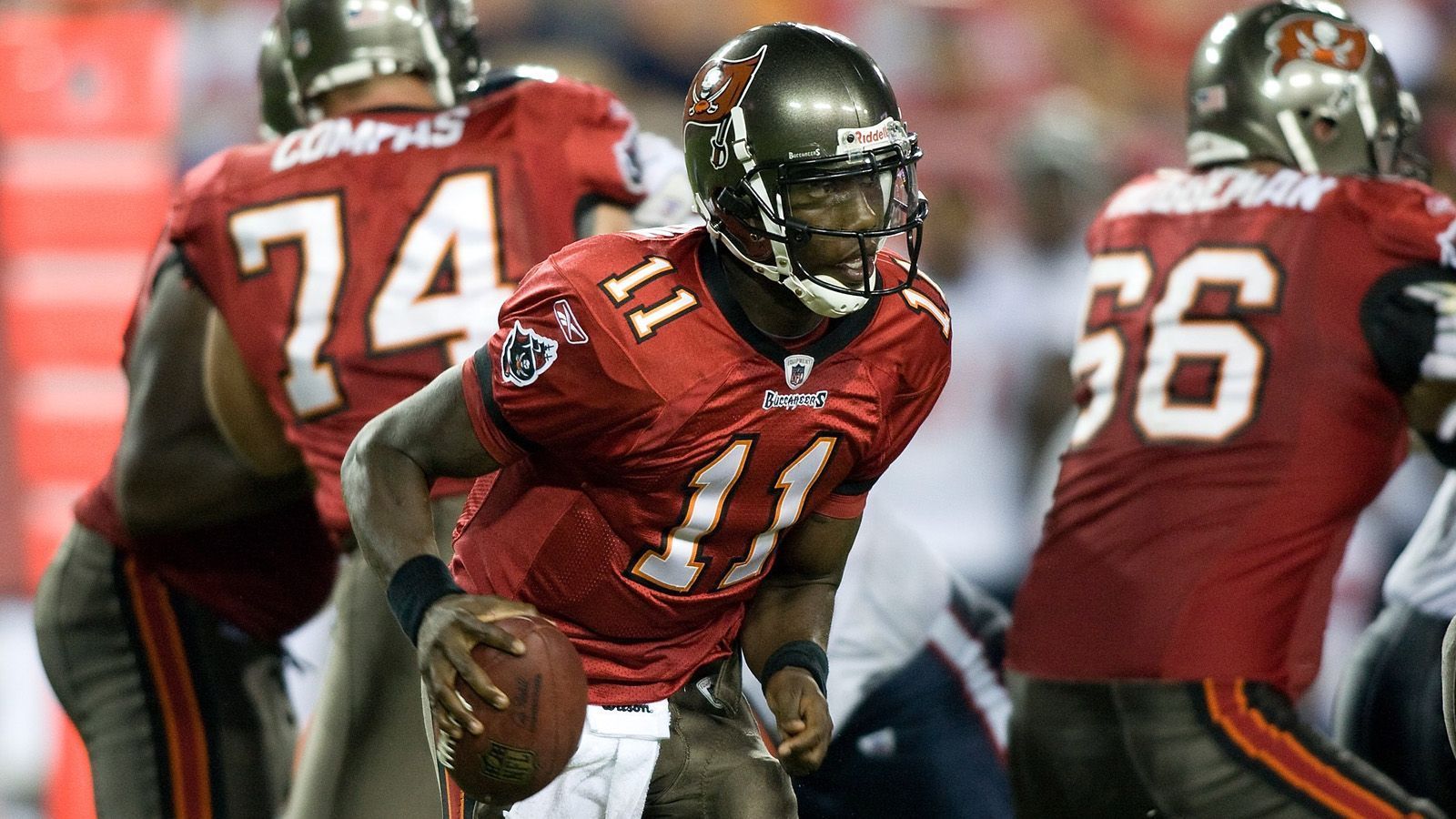 
                <strong>Tampa Bay Buccaneers (2008-2011)</strong><br>
                Die Tampa Bay Buccaneers holen Josh Johnson in der 5. Runde des Draft 2008. Zuvor spielte er vier Jahre an der University of San Diego, drei Jahre davon als Starter. Nach dem College verbrachte er die zweitlängste Zeit in Tampa, wo er in insgesamt 26 Spielen fünf Mal als Starter zum Einsatz kam. Nach der Saison 2011 war seine Zeit in Florida allerdings vorbei. 
              