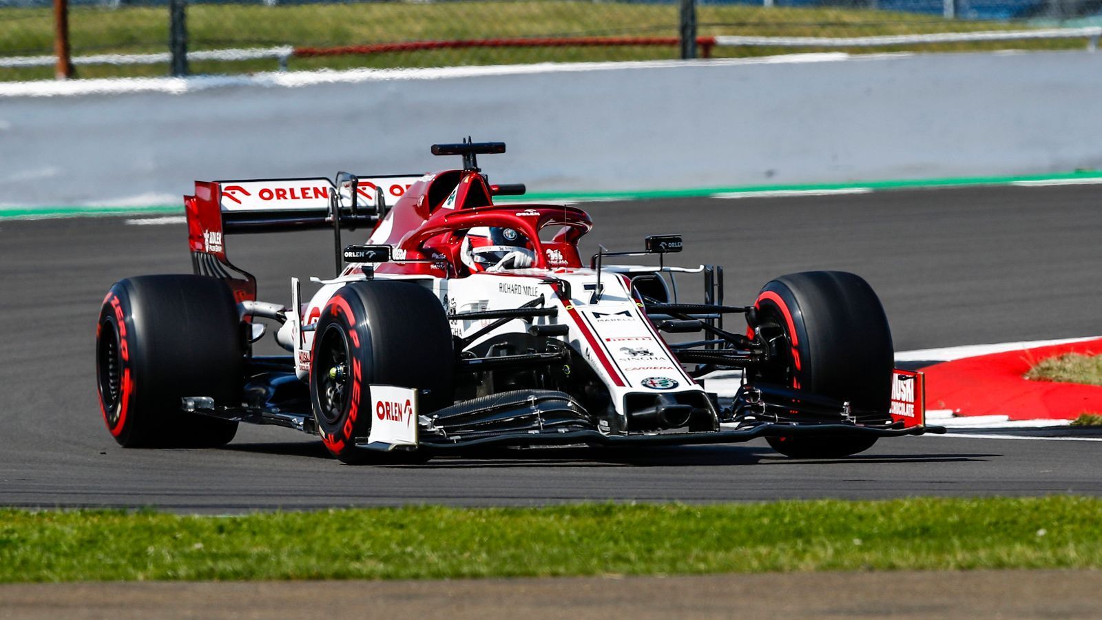 
                <strong>Alfa Romeo</strong><br>
                Alfa Romeo hat für die Saison 2021 noch keinen Fahrer bestätigt. Der Vertrag des ehemaligen Formel-1-Weltmeisters Kimi Räikkönen läuft nach diesem Jahr aus. Auch Antonio Giovinazzi besitzt lediglich für die laufende Saison einen Kontrakt. Hinzu kommt, dass der Alfa-Romeo-Teamchef Frederic Vasseur eine gemeinsame Vergangenheit mit Hülkenberg hat. Der Deutsche fuhr für sein Nachwuchsteam ART Grand Prix und gewann die Formel 3 Euroseries und die GP2. Ein Engagement von Hülkenberg erscheint also realistisch.
              