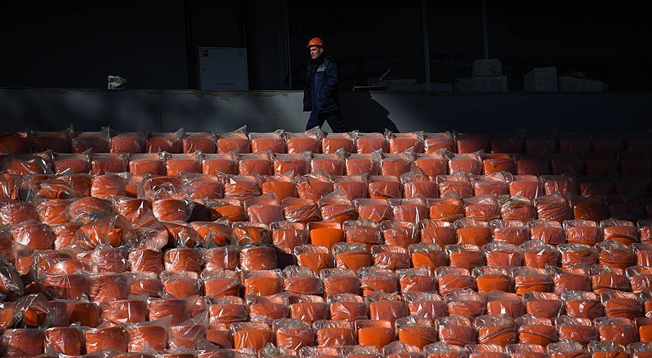 
                <strong>Umbau am Zentralstadion Jekaterinburg</strong><br>
                Das Stadion wird im Zuge des Umbaus für das Turnier um zwei Tribünen erweitert. So steigt das Fassungsvermögen von 27.000 auf 35.696 Zuschauer, womit den FIFA-Regularien entsprochen wird.
              