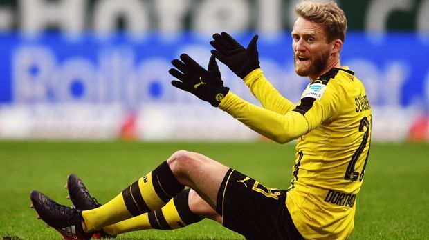 
                <strong>Rechtsaußen - Andre Schürrle (Borussia Dortmund)</strong><br>
                Eigentlich wollte Andre Schürrle unter seinem einstigen Mainzer Förderer Thomas Tuchel wieder zu alter Stärke finden, und wechselte deshalb vom VfL Wolfsburg nach Dortmund. Doch der Plan ging in der ersten Saison ganz und gar nicht auf. Nur 15 Mal kam der Weltmeister von 2014 in der Bundesliga zum Einsatz - und dabei wird es wohl auch bleiben. Denn Schürrle laboriert an einer Achillessehnenreizung. Und ob Förderer Tuchel nach Schürrles Genesung noch Trainer beim BVB ist, darf man angesichts der aktuellen Dissonanz mit Klub-Boss Hans-Joachim Watzke stark bezweifeln. Für Schürrle steht also nach dem Sommer 2016 auch 2017 ein sportlicher Neustart an.
              