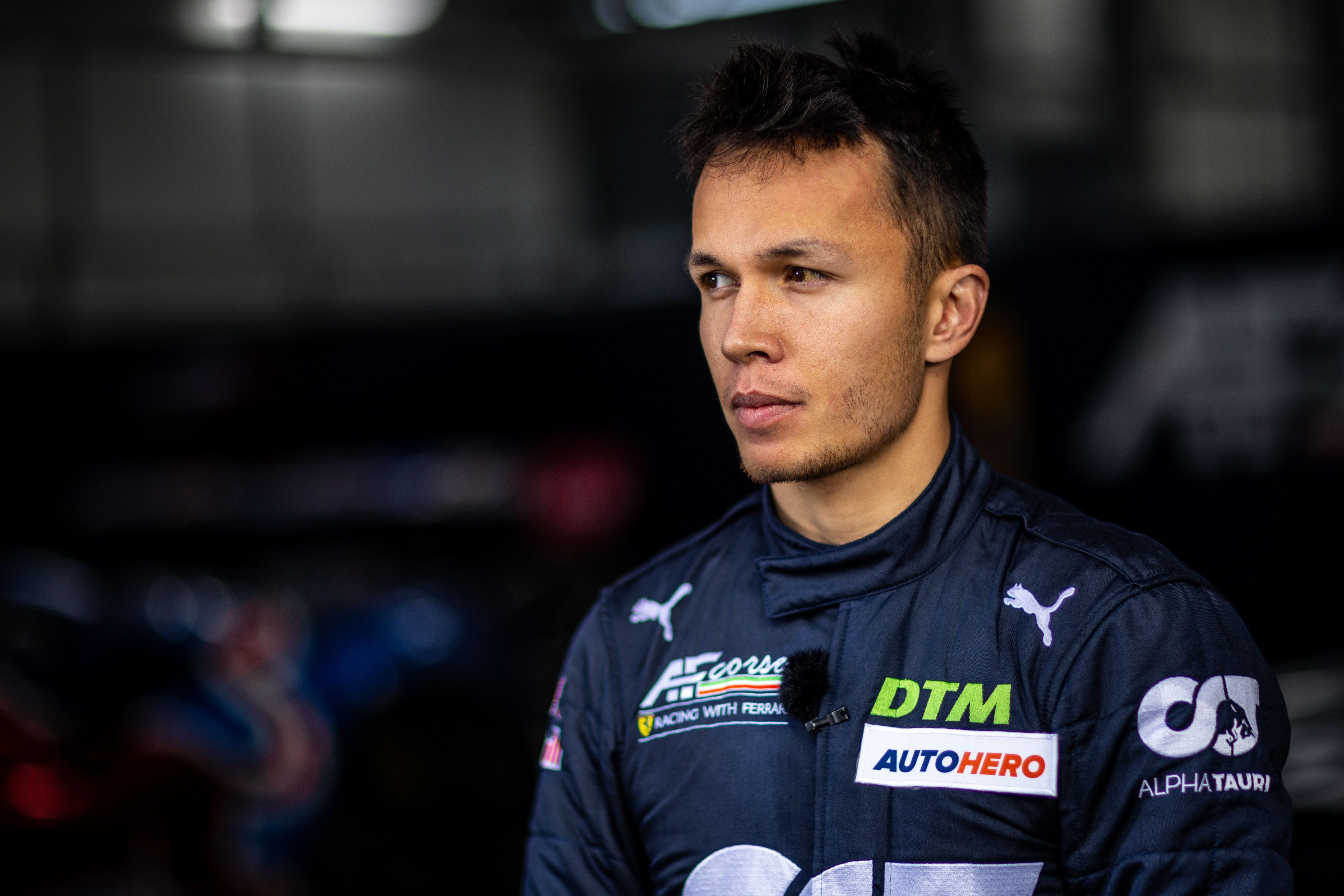 
                <strong>Und Alex Albon? </strong><br>
                Alex Albon ist immerhin zwei Saisons lang in der Formel 1 gefahren. Ist so jemand nicht automatisch Favorit? Rein theoretisch schon, doch da Albon in dieser Saison Ersatzfahrer für Red Bull und AlphaTauri in der Formel 1 ist und dieser Job vorgeht, wird er an drei Rennwochenenden fehlen. Zu viel, um vorne mitmischen zu können. Dann könnte schon eher jemand wie Liam Lawson, der wie Albon für das Erfolgsteam AF Corse fährt, für eine Überraschung sorgen.
              