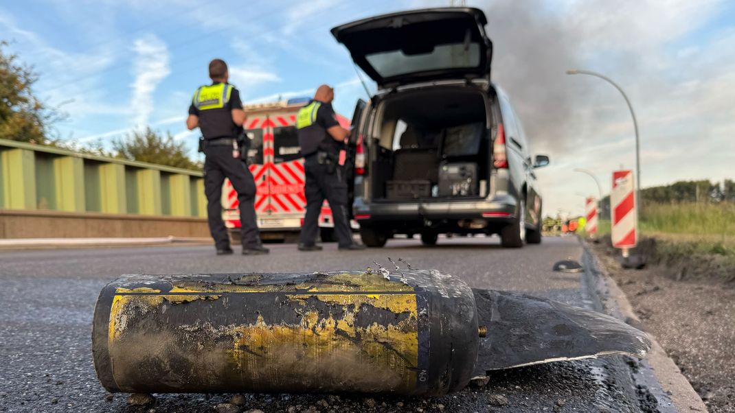 25.08.2025: Nachdem in einer Lagerhalle in einem Hamburger Gewerbegebiet ein Feuer ausbrach, kam es zu mehreren Explosionen, bei denen Metallteile auch auf die naheliegende Autobahn 1 geflogen sind. 