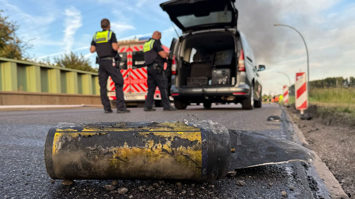 25.08.2025: Nachdem in einer Lagerhalle in einem Hamburger Gewerbegebiet ein Feuer ausbrach, kam es zu mehreren Explosionen, bei denen Metallteile auch auf die naheliegende Autobahn 1 geflogen sind. 