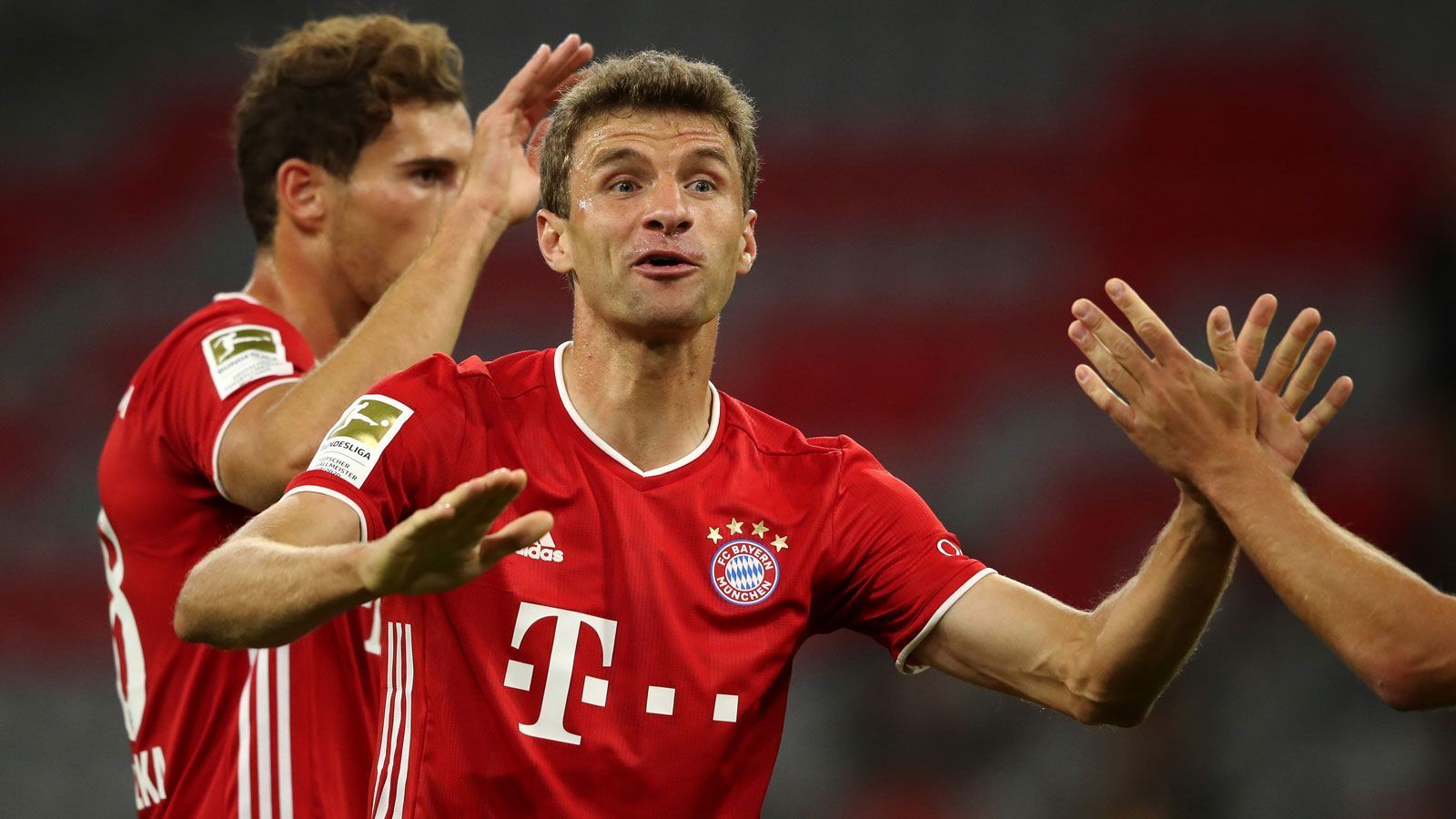 
                <strong>Thomas Müller macht sein 200. Pflichtspieltor für Bayern</strong><br>
                Seinen Treffer zum zwischenzeitlichen 6:0 gegen Schalke 04 zum Saisonauftakt war das 200. Pflichtspieltor des 31-jährigen Mittelfeldstars. Seit dem Bundesliga-Aufstieg der Bayern 1965 haben nur drei Spieler öfter für den FC Bayern München getroffen als Thomas Müller. (Quelle: Optafranz/twitter)
              