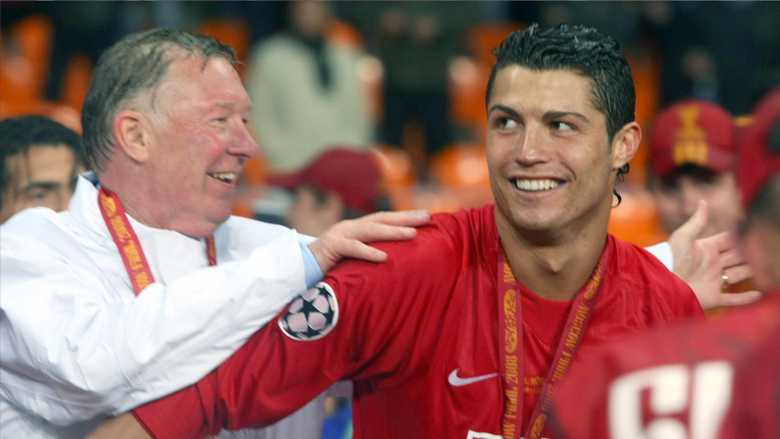 
                <strong>Sein größter Förderer</strong><br>
                Der Ziehvater in Manchester: Sir Alex Ferguson. Unter dem Schotten reift Ronaldo zu einem Weltklassespieler. Schweren Herzens lässt er 2009 jedoch alles hinter sich.
              