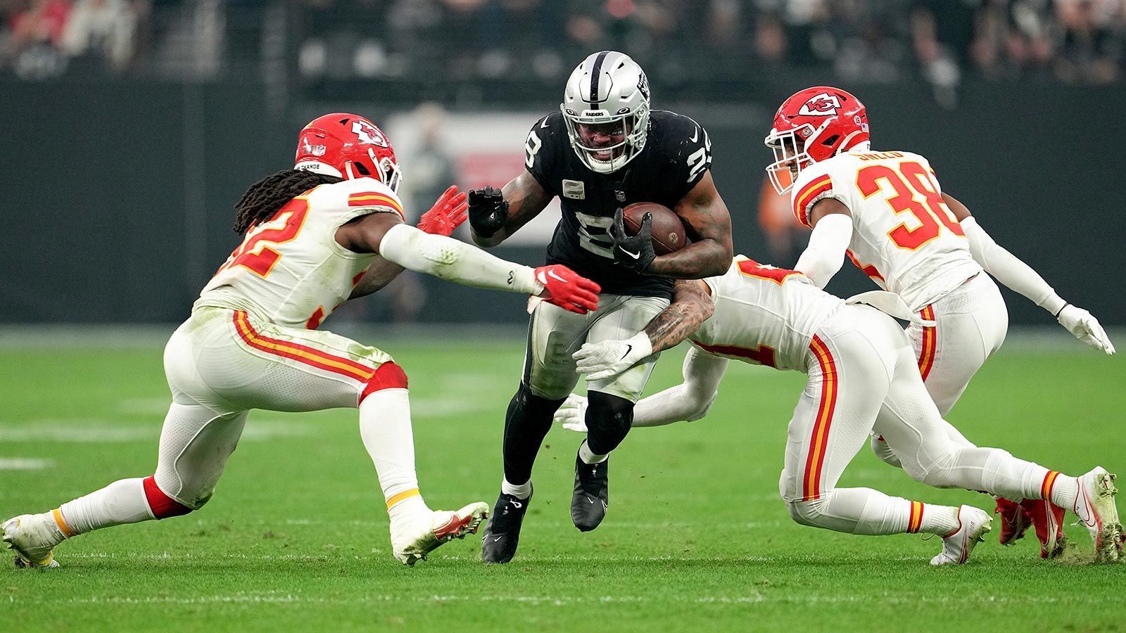 
                <strong>Las Vegas Raiders - Josh Jacobs</strong><br>
                Die Las Vegas Raiders benutzten ihren Franchise Tag für Running Back Josh Jacobs. Der ehemalige Erstrundenpick hatte sein Breakout-Jahr in 2022 und holte den Titel des Rushing Leaders in der NFL. Diesen sportlichen Wert brachte er auch in die Verhandlungen ein, eine Einigung kam nicht zustande. Jacobs muss, wie auch Barkley, seinen Tender noch unterschreiben. Bis dahin ist auch er offiziell vertragslos.&#x2022; Position: Running Back<br>&#x2022; Gehalt bei Franchise Tag: 10.091.000 Dollar<br>
              