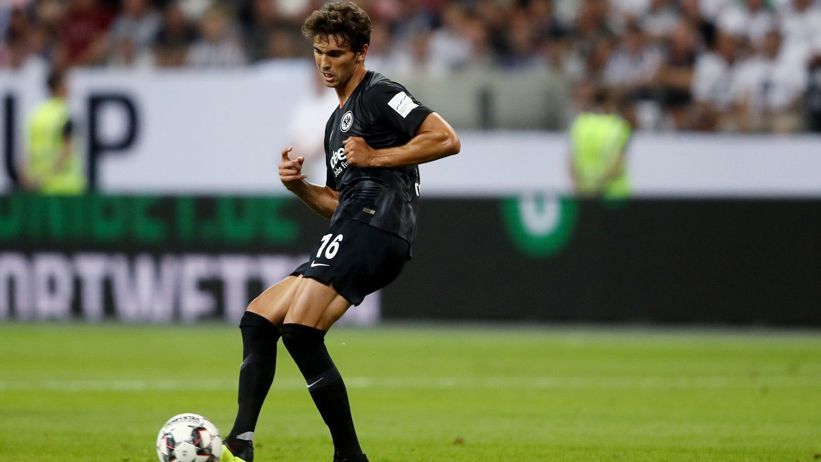 
                <strong>Lucas Torro (Eintracht Frankfurt) </strong><br>
                Der Spanier hatte bisher keine einfache Zeit in Frankfurt: Nach seinem Wechsel, im Juli 2018 von Real Madrid, kam der 24-Jährige nur auf acht Bundesliga-Einsätze. Durch Verletzungen und private Rückschläge (Torros Bruder verstarb im Oktober 2018) kam der Mittelfeldspieler nur selten an sein Leistungs-Maximum. Dieses will er in der neuen Saison, in der es für die Hessen wieder ums internationale Geschäft geht, abrufen.
              