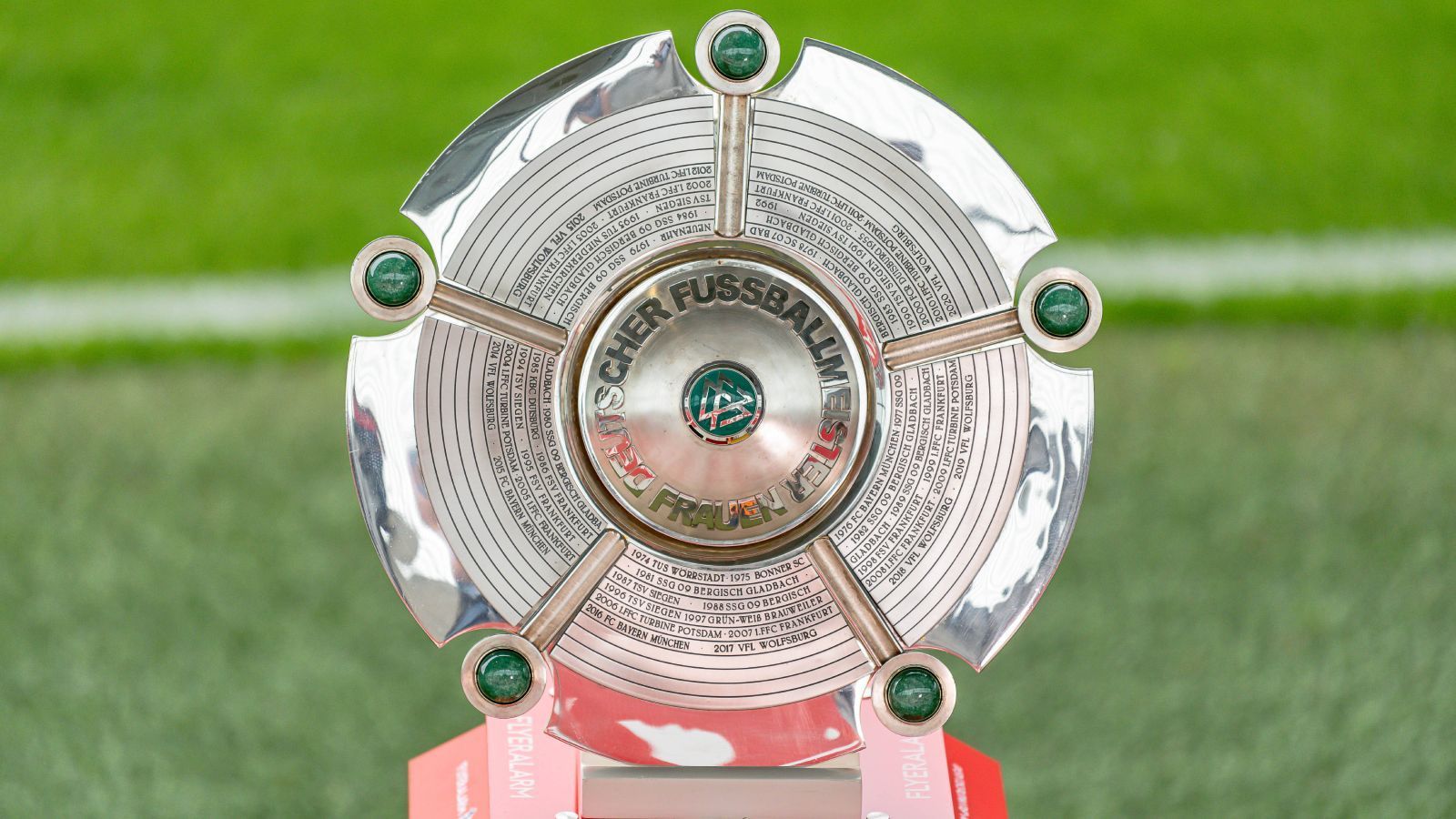 
                <strong>Frauen-Bundesliga: Auftakt am 27. oder 28. August</strong><br>
                Am spätesten in der Auflistung startet die Frauen-Bundesliga in die neue Saison. Das Eröffnungsspiel wird zwischen dem VfL Wolfsburg und Turbine Potsdam am 27. oder 28. August ausgetragen. Einen Supercup gibt es bei den Frauen nicht, der DFB-Pokal der Frauen hat noch keinen fixen Startpunkt.
              