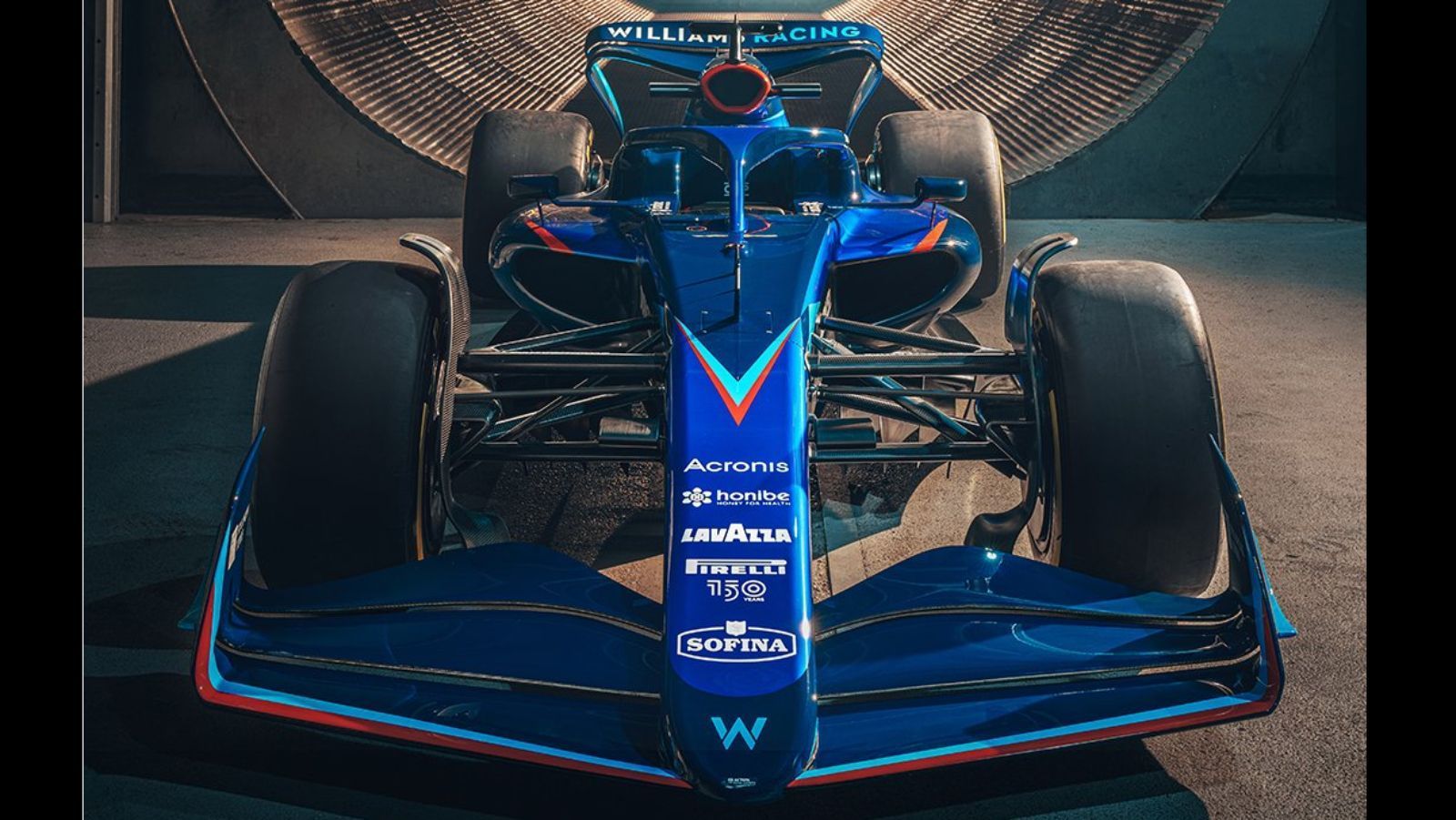 
                <strong>Williams FW44</strong><br>
                Das Traditionsteam Williams Racing hat sein neues Auto vorgestellt. Das Arbeitsgerät von Nicholas Latifi und Alexander Albon wird FW44 heißen. DIe beiden Fahrer sowie Teamchef Jost Capito stellten den Wagen in einem vorher gedrehten Video vor. Das klassische Blau dominiert, das Weiß und Gelb aus dem vorigen Jahr ist komplett verschwunden.
              