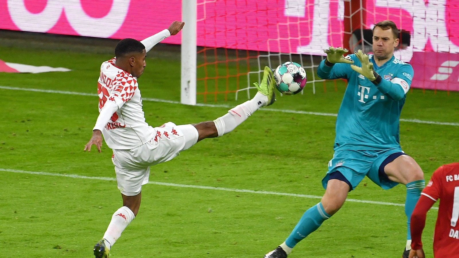 
                <strong>Manuel Neuer </strong><br>
                Hält in der 6. Minute überragend gegen Burkardt, beim ersten Gegentor ist er dann chancenlos. Rettet in letzter Sekunde den 0:2-Rückstand gegen Quaison – beim Kopfball von Hack wenig später kann er erneut nichts ausrichten. Auch danach hält er immer wieder glänzend. Ohne Neuer wäre für die Münchner weit weniger drin gewesen. ran.de-Note: 
              