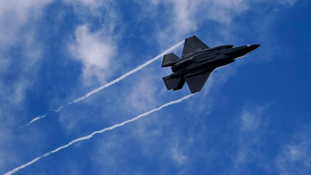 Ein F-35 der U.S. Air Force fliegt auf der Farnborough International Air Show in Großbritannien vorbei.