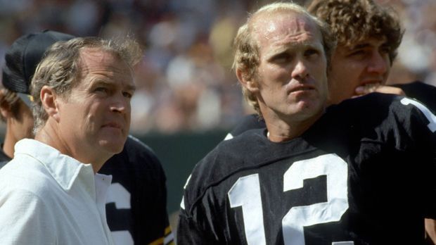 
                <strong>Terry Bradshaw</strong><br>
                Bradshaw wurde 1970 als Nummer-eins-Pick von den Pittsburgh Steelers gedraftet und brauchte ein paar Saisons, um Fuß zu fassen. In der Preseason 1974 verlor Bradshaw seinen Platz als Starter an Joe Gilliam. Head Coach Chuck Noll schlug sich aber mit Problemen auf der Position herum, ersetzte Gilliam in Week 7 wieder durch Bradshaw. Der wiederum musste nach Week 10 Platz für Terry Hanratty machen, der nach einem schwachen Auftritt wieder aus der Startformation flog. Bradshaw durfte wieder ran und führte die Steelers im Super Bowl IX zum 16:6-Sieg gegen die Vikings. Anschließend holte der dreimalige Pro Bowler mit den Steelers noch drei weitere Male die Vince-Lombardi-Trophy.
              