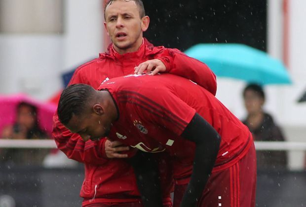 
                <strong>Bayern-Zoff im Training</strong><br>
                Rafinha versucht Boateng zu beruhigen. Das konnte der Weltmeister kurze Zeit später dann auch, denn ...
              