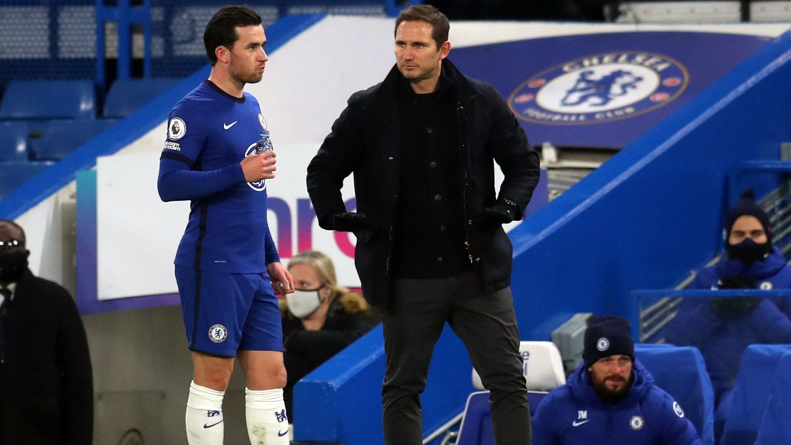 
                <strong>Frank Lampard (FC Chelsea)</strong><br>
                Auch Chelsea-Ikone Frank Lampard kehrte im Sommer 2019 als Trainer zu seiner alten Liebe zurück, doch dem Engländer gelang es ebenfalls nicht, die Londoner von der Seitenlinie aus so zu prägen, wie es ihm über viele Jahre als Spieler gelang. Während Lampard als Aktiver 648 Mal für die "Blues" auflief und mit ihnen Champions League, Europa League und zahlreiche Meistertitel gewann, blieb er in gut anderthalb Jahren als Coach von Chelsea ohne jede Trophäe. Letztlich musste er im Januar 2021 den Platz auf der Trainerbank seines Herzensvereins nach 84 Spielen in der Verantwortung schon wieder räumen. Nachfolger Thomas Tuchel gewann mit den Engländern wenige Monate später die Champions League.
              