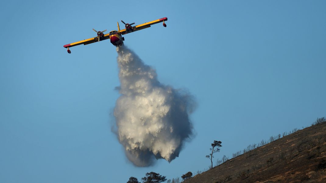 Löschflugzeuge, wie hier in Griechenland, versuchen aktuell auch in Frankreich mehrere Waldbrände in den Griff zu bekommen.
