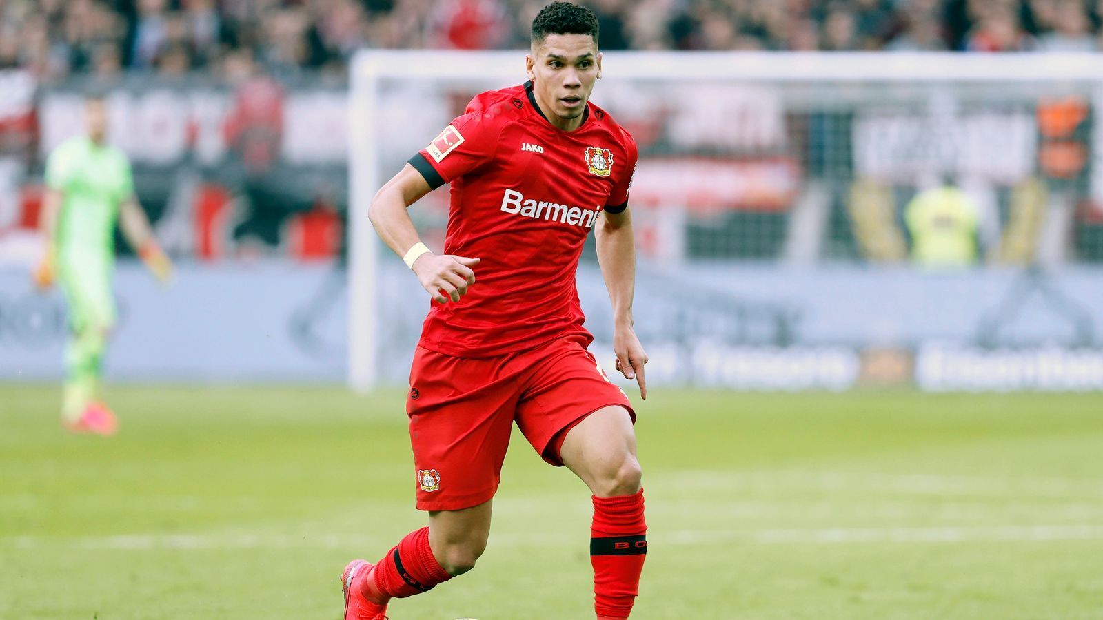 
                <strong>Paulinho (Bayer Leverkusen)</strong><br>
                Im Juli 2020 vermeldete Bundesligist Bayer Leverkusen den Kreuzbandriss von Talent Paulinho. Der Brasilianer zog sich die schwere Verletzung im Training der Werkself zu und fällt seitdem durchgehend aus. Doch nach rund neun Monaten dürfte die Leidenszeit des 2018 für rund 20 Millionen Euro verpflichteten Brasilianers vorbei sein. Laut "Bild" mischt Paulinho bereits wieder im Mannschaftstraining mit und könnte so im Saisonfinish wieder auf dem Platz stehen. Bislang bestritt er 28 Bundesliga-Spiele für die Rheinländer, dabei erzielte Paulinho drei Treffer.
              