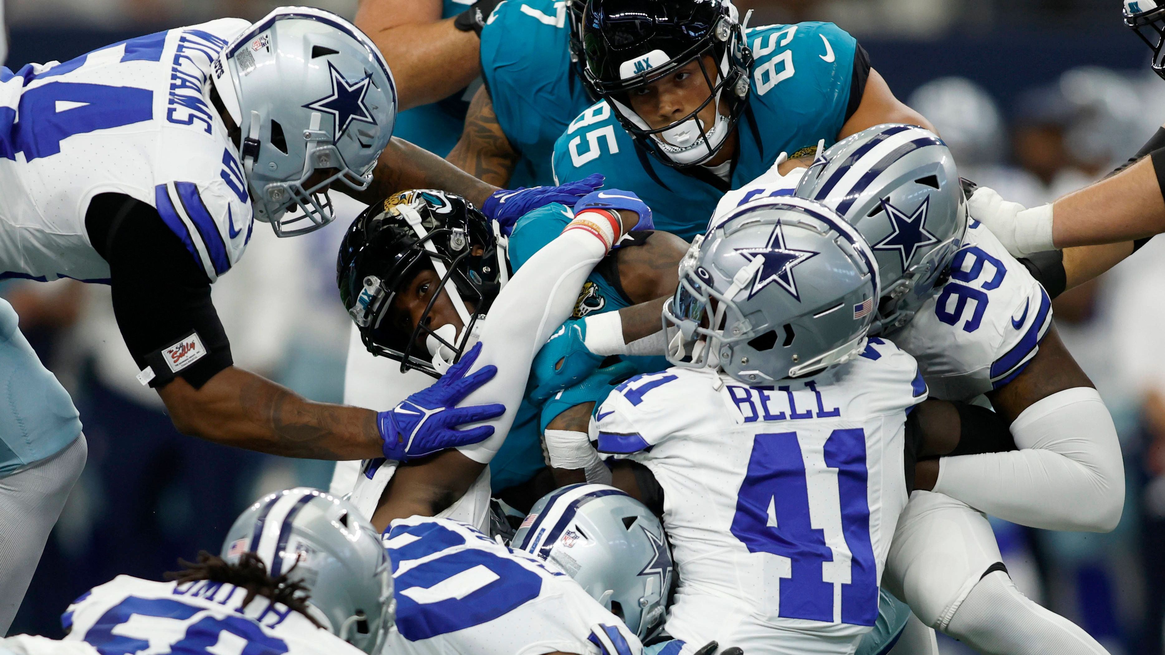 <strong>Dallas Cowboys: Die Defense</strong><br>Die Defense der Dallas Cowboys trägt das Team durch die ersten Saisonspiele. Trotz des Saisonaus von Cornerback Trevon Diggs (Kreuzbandriss) sieht die Defensive von "Americas's Team" blendend aus. Nur 10,3 zugelassene Punkte pro Partie, sieben Interceptions und fünf Forced Fumbles. Monster-Werte!