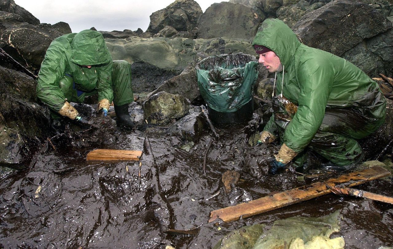 Vor allem beim Transport brechen immer wieder Öltanker auseinander. 2003 verseucht der Öltanker Tasman Spirit die spanische Küste.