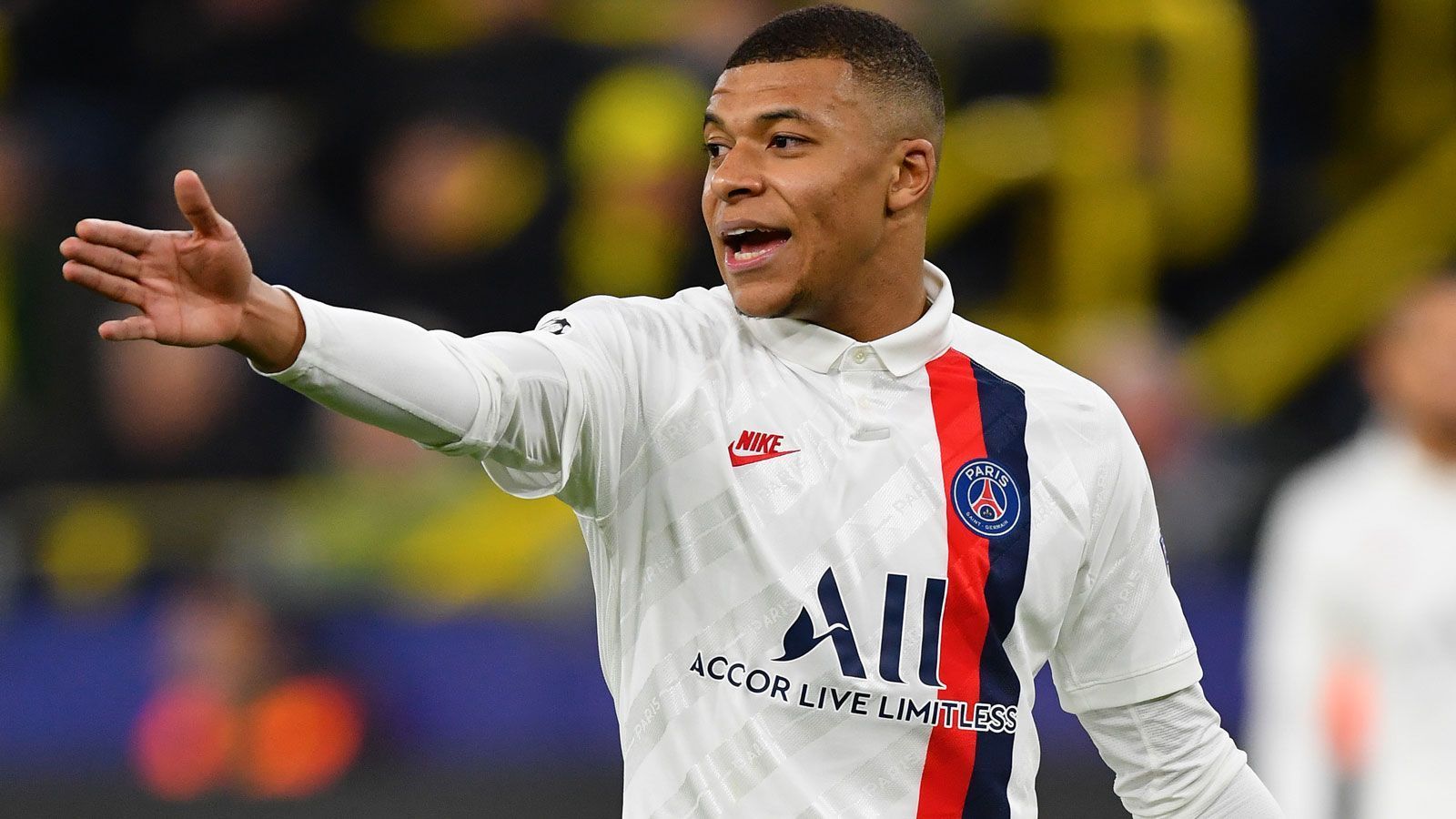 
                <strong>Mbappe</strong><br>
                Kylian Mbappe von Paris St. Germain hat es Ronaldo besonders angetan. "Viele Leute sagen, dass er sie an mich erinnert. Er hat große Geschwindigkeit, einen guten Abschluss und ist sehr beweglich. Und er schießt sehr gut mit beiden Füßen", erklärte Ronaldo: "Aber Vergleiche von Spielern aus unterschiedlichen Generationen finde ich nicht gut."
              