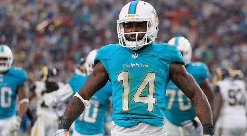 
                <strong>Jarvis Landry (Miami Dolphins)</strong><br>
                Nicht Antonio Brown, nicht Larry Fitzgerald und auch nicht Julio Jones, sondern Dolphins-Receiver Jarvis Landry hat den Rekord für die meisten Catches in den jeweils ersten vier NFL-Karrierejahren gebrochen. Bei der Niederlage gegen die Raiders fing Landry im dritten Quarter den 343. Pass seiner Karriere. Damit zog er am ehemaligen Cardinals-Receiver Anquan Boldin vorbei. Auf Platz drei liegt Larry Fitzgerald mit 330 Catches in den ersten vier Jahren seiner Karriere.
              