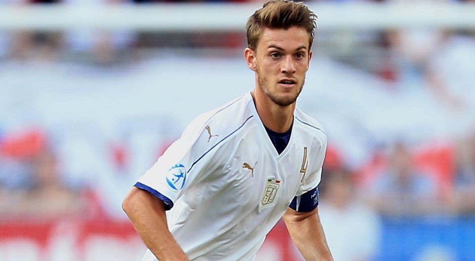 
                <strong>Innenverteidiger: Daniele Rugani (Italien)</strong><br>
                Mit Daniele Rugani wächst der nächste vielversprechende Innenverteidiger bei Juventus Turin heran. Der 22-Jährige glänzte auch bei der U21-EM. Gegen das deutsche Team brillierte er mit seinem Stellungsspiel und wohl überlegtem Spielaufbau. Bei den 3:1-Niederlagen gegen Spanien und Tschechien war er noch einer der besseren Italiener. Ein Mann für die Zukunft. 
              