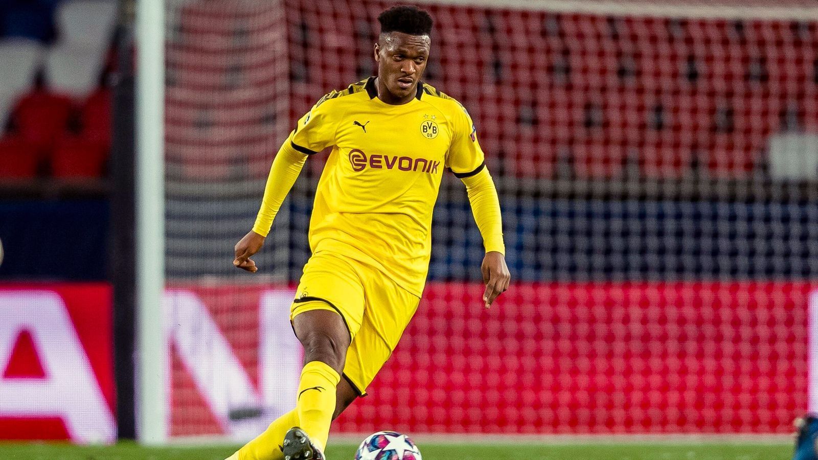 
                <strong>Dan-Axel Zagadou (Borussia Dortmund)</strong><br>
                Neben Dahoud muss auch dessen Mitspieler Dan-Axel Zagadou sein sportliches Comeback auf die neue Saison verschieben. Der Innenverteidiger mit dem Gardemaß von 196 Zentimetern fällt wegen eines Außenbandanrisses im Knie schon seit der Wiederaufnahme des Bundesliga-Spielbetriebes nach der Corona-Pause aus. Zuvor kam der Franzose zu 13 Bundesliga-Einsätzen für den BVB.
              