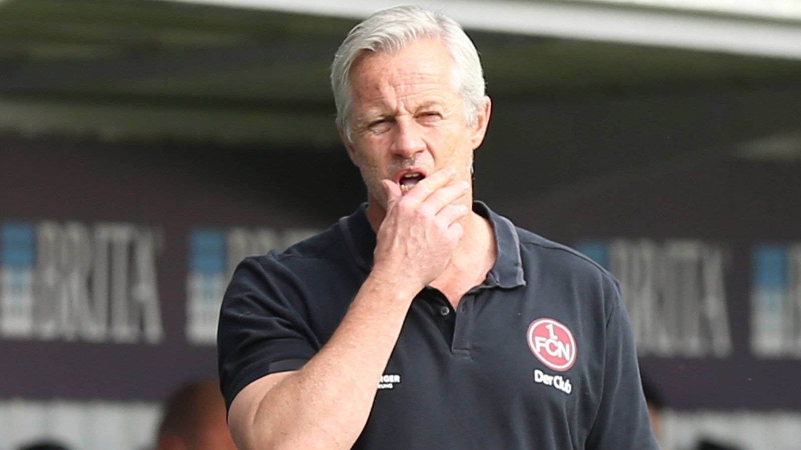 
                <strong>Jens Keller (1. FC Nürnberg)</strong><br>
                Jens Keller trat seinen Job in Nürnberg erst im November 2019 an, konnte den sportlichen Absturz des Clubs allerdings nicht stoppen. Vor dem 34. Spieltag hat der Bundesliga-Absteiger den Klassenerhalt noch immer nicht sicher. Sicher soll dafür aber die Entlassung von Jens Keller (Vertrag bis 2021) sein. Laut "bild.de" steht der Rauswurf unabhängig von dem Saisonausgang fest. Im Aufsichtsrat soll schon seit Wochen über eine mögliche Trainer-Entlassung diskutiert werden. Bislang stand Sportvorstand Robert Palikuca hinter seinem Trainer. Dies hat sich nun offenbar geändert.
              