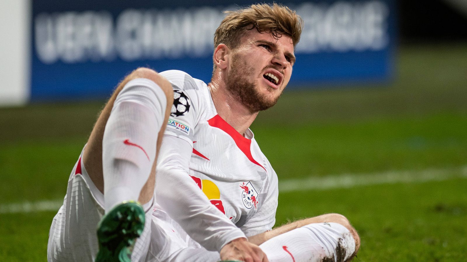 
                <strong>Timo Werner (RB Leipzig)</strong><br>
                Stürmer hat Bundestrainer Flick nicht gerade im Überfluss, weshalb er bei Timo Werners Verletzung beim 4:0 gegen Schachtjor Donezk in der Champions League besonders die Luft angehalten haben dürfte. Nach kurzer Zeit ging's nicht mehr weiter für den Leipzig-Rückkehrer. Zunächst gab Trainer Marco Rose leichte Entwarnung. "Der Doc sagt, jetzt erstmal scheint es nichts Wildes zu sein." So war der Schock nach einer genaueren Untersuchung umso größer. Werner erlitt einen Syndesmosebandriss im linken Sprunggelenk und fällt für die WM definitiv aus. Fakt: Bleibt zuhause
              