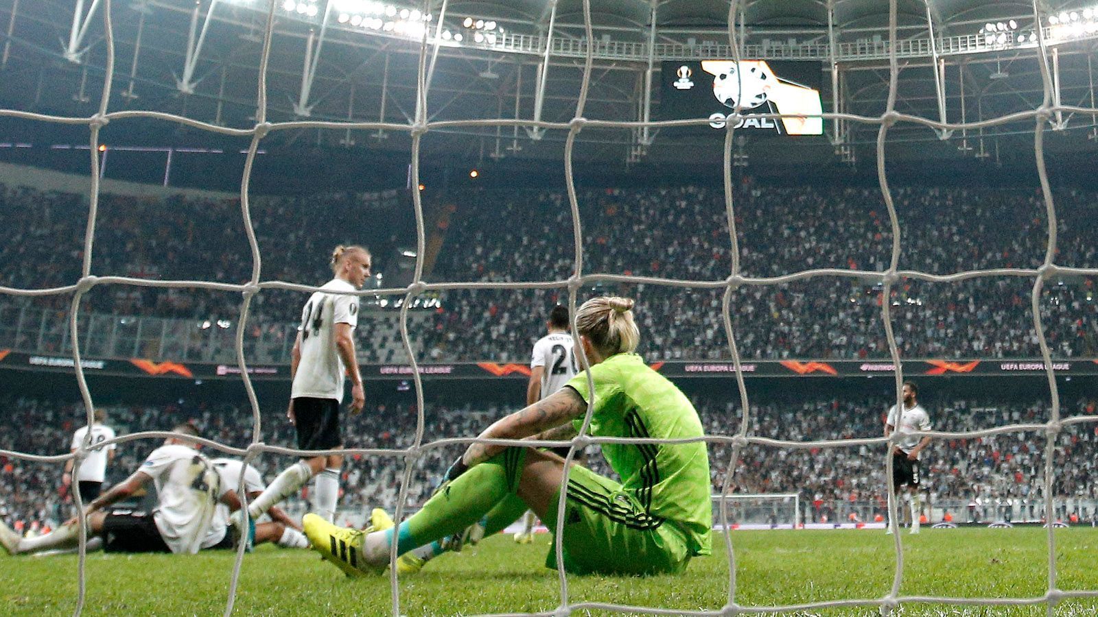 
                <strong>Unglückliche Besiktas-Jahre</strong><br>
                Doch es kam anders. Zwar zeigte Karius in Istanbul stellenweise, was er auf dem Kasten hat. Es gab aber auch immer wieder Slapstick-Einlagen. Wie im Europa-League-Spiel gegen Bratislava 2019. Und bei jedem Fehler wurde die Horrornacht von Kiew wieder in Erinnerung gerufen. Nach teaminterner Kritik und ausbleibenden Gehaltszahlungen wurde Karius' Vertrag im Sommer 2020 vorzeitig aufgelöst. 
              